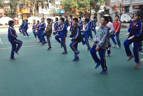 中学生体育课热身运动
