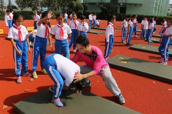 C4gym广州惊奇—优秀的小学体育课评课20篇之一