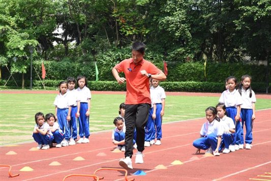 C4gym广州惊奇—学校体育放松活动动作解析